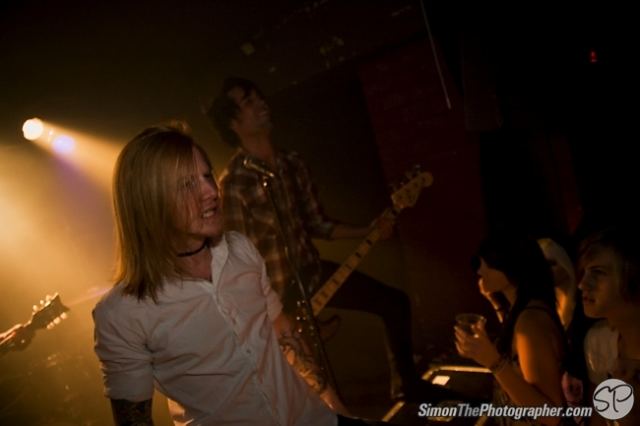 A Skylit Drive live