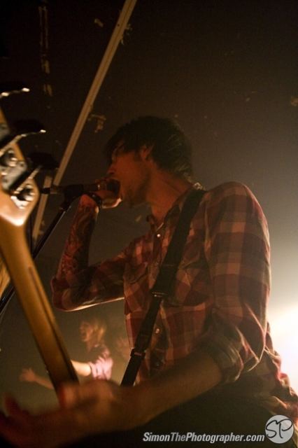 A Skylit Drive live