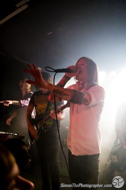 A Skylit Drive live