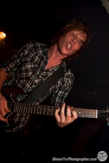 A Skylit Drive live