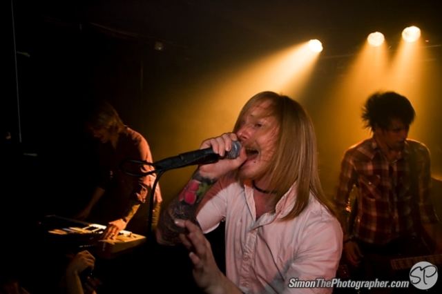 A Skylit Drive live