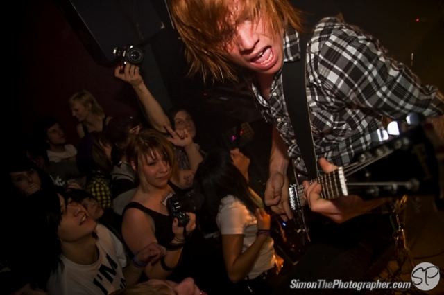 A Skylit Drive live