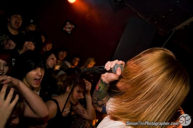 A Skylit Drive live