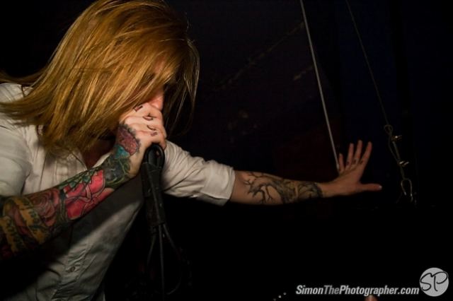 A Skylit Drive live