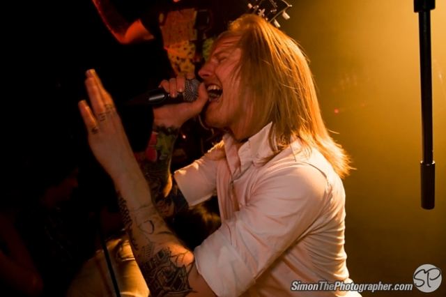 A Skylit Drive live
