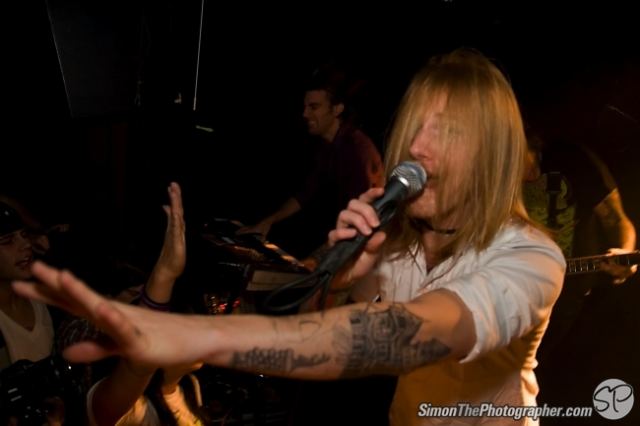 A Skylit Drive live